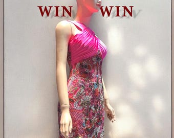 Vestido corto con falda trasera con pedrería cosida a mano