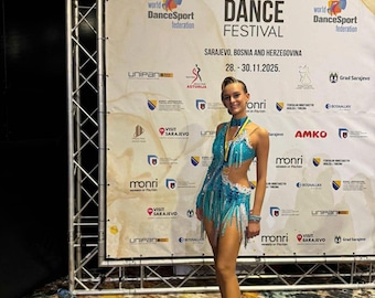 Vestido de noche con piedras preciosas bordadas a mano