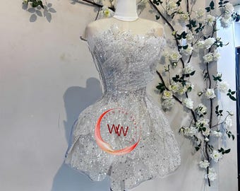 Vestido blanco evasé con flores y piedras artesanales