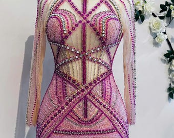 Vestido mini ajustado con cuentas cosidas a mano