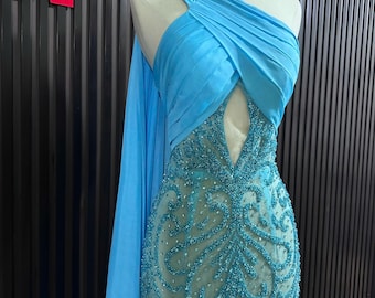 Vestido de noche con cuentas hechas a mano