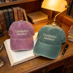 Benutzerdefinierte unzuverlässige Erzähler-Baseballmütze, literarische gestickte Dad-Kappe, minimalistische Baumwollkappe, Buch-Liebhaber-Geschenk, Vintage gewaschene Lesehüte