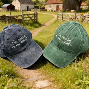 Cappello ricamato "I'm Coming to the Cottage", merchandising a tema hockey e romanticismo, regalo per appassionati di libri, cappellino piccante per club del libro, cappello vintage in cotone lavato