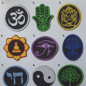 Puede incluir: Una colección de once parches bordados con varios símbolos espirituales y religiosos. Los diseños incluyen el símbolo Om, la mano de Hamsa, Ganesha, un Buda sentado, el Ojo de Horus, un árbol, el símbolo Chai, Yin Yang, una Estrella de David y un Ankh.