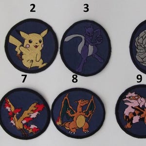 以下が含まれることがあります： 様々なポケモンのキャラクターが描かれた、刺繍された10個のパッチのコレクション。各パッチは円形で、濃い青色の背景と黒い縁取りが施されています。人気のキャラクターのカラフルなデザインが特徴です。