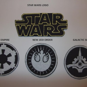 Pode incluir: Patches bordados com o logotipo de Star Wars e símbolos do Império Galáctico, da Nova Ordem Jedi e do Senado Galáctico. O logotipo de Star Wars é preto com detalhes em amarelo. Os outros patches são em preto e branco.