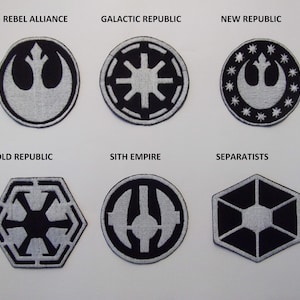 Op de afbeelding: Zes geborduurde patches met symbolen uit een sciencefictionfranchise. De patches omvatten de Rebel Alliance, Galactic Republic, New Republic, Old Republic, Sith Empire en Separatists. Elke patch heeft een zwart-wit kleurenschema.