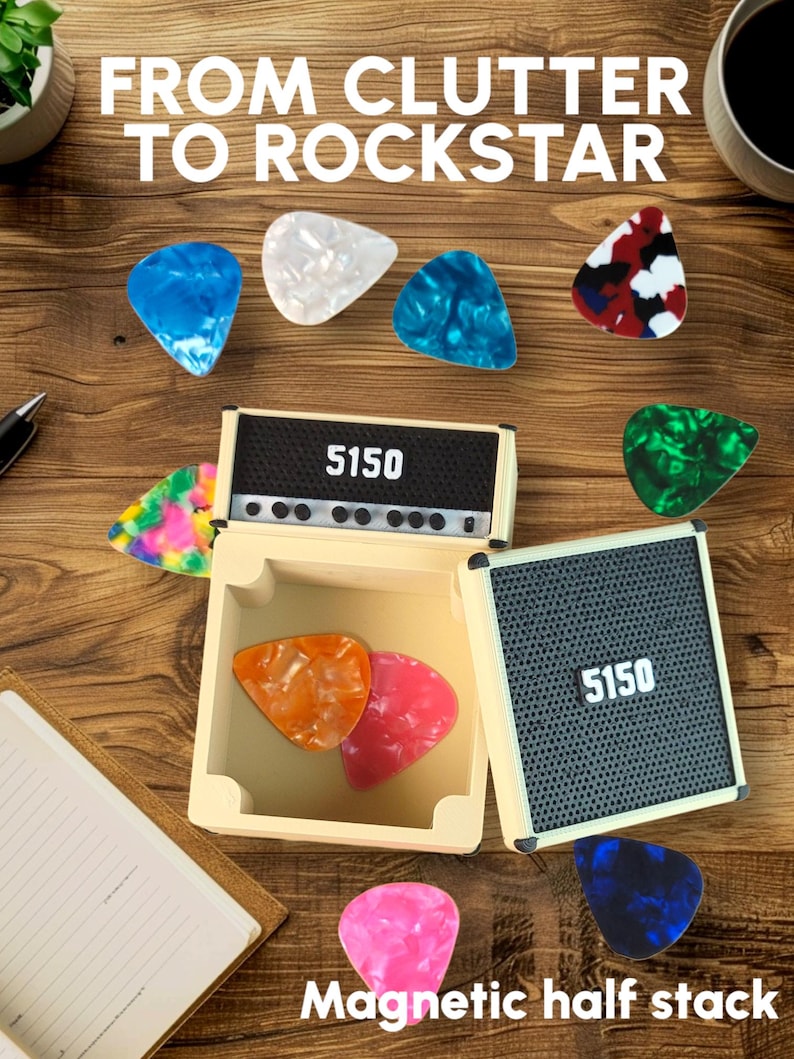 Pode incluir: Uma superf&iacute;cie de madeira exibe uma cole&ccedil;&atilde;o de palhetas de guitarra em v&aacute;rias cores e padr&otilde;es, incluindo azul, branco e vermelho. Um pequeno amplificador com o n&uacute;mero "5150" &eacute; apresentado, juntamente com o texto "FROM CLUTTER TO ROCKSTAR" e "Magnetic half stack".