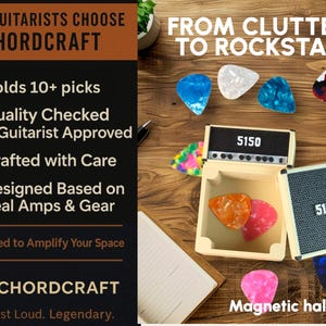Pode incluir: Uma superf&iacute;cie de madeira exibe um porta-palhetas magn&eacute;tico Chordcraft com o texto "5150". Palhetas de guitarra sortidas em v&aacute;rias cores est&atilde;o espalhadas ao redor do suporte. O texto "From Clutter to Rockstar" tamb&eacute;m &eacute; vis&iacute;vel.
