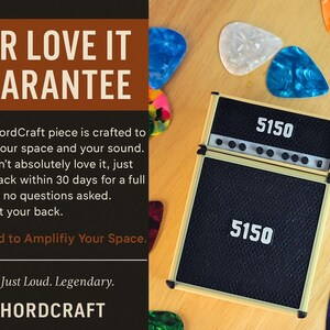 Pode incluir: Um amplificador ChordCraft preto e dourado com o n&uacute;mero "5150" exibido de forma proeminente. A imagem tamb&eacute;m mostra v&aacute;rias palhetas de guitarra coloridas espalhadas ao redor do amplificador. O texto "OUR LOVE IT GUARANTEE" &eacute; vis&iacute;vel.