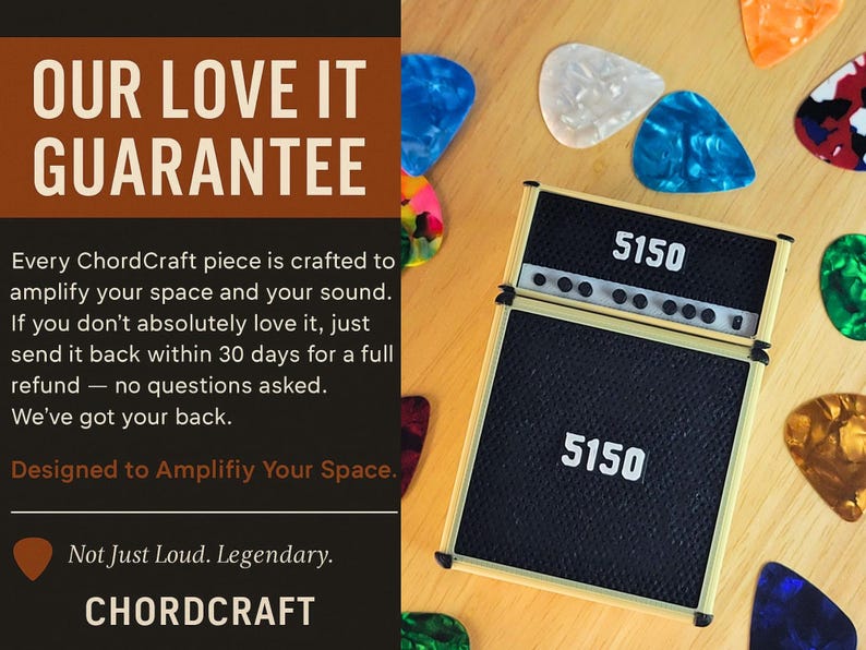Pode incluir: Um amplificador ChordCraft preto e dourado com o n&uacute;mero "5150" exibido de forma proeminente. A imagem tamb&eacute;m mostra v&aacute;rias palhetas de guitarra coloridas espalhadas ao redor do amplificador. O texto "OUR LOVE IT GUARANTEE" &eacute; vis&iacute;vel.