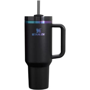 Peut inclure: Gobelet isotherme noir avec une poignée et une paille. Le gobelet a un couvercle noir avec une bande irisée arc-en-ciel. Le logo Stanley est affiché en bleu. Conçu pour garder les boissons froides ou chaudes.
