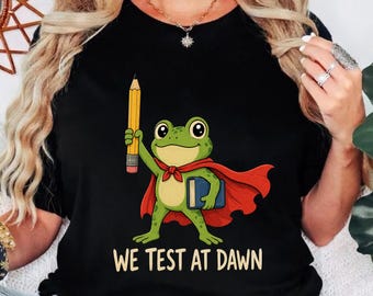 Wir testen im Morgengrauen lustiger Lehrer Frosch, Prüfungstag Outfit, Lehrer Humor Shirt, Test Tag Lehrer Shirt