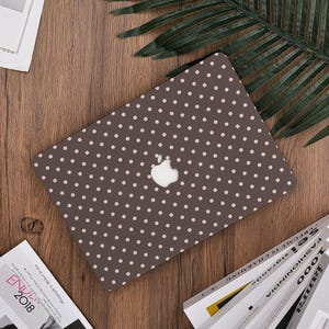 MacBook-skal med brun bakgrund och prickar till MacBook Air 15" 2025 2024, Pro 14" 2025 M5, Pro 16" 2024, MacBook Neo A18, 16" Pro 2026 M5