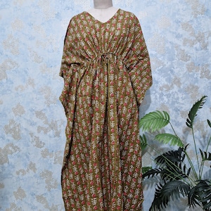 Abito caftano in cotone con stampa floreale a blocchi: abbigliamento da casa boho verde
