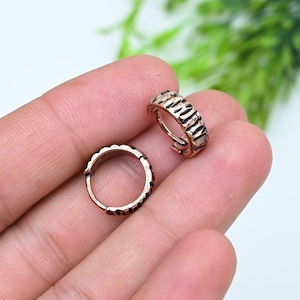 Geometriska utskurna Huggie Hoop-örhängen | Minimalistiska kopparfärgade moderna smycken, presentörhängen