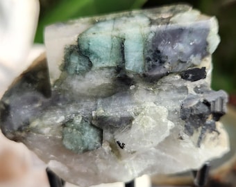 Esmeralda en matriz de cuarzo / Ejemplar de cristal de berilo natural