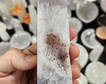 Agatobelisk med glittrande druzy - Förstärkt och fokuserad energi för andlighet