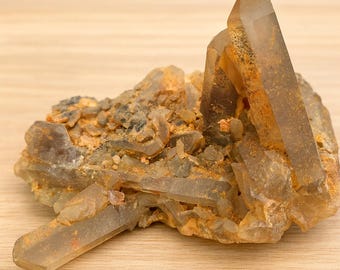 Natuurlijke Marokkaanse rookkwartscluster met accenten van rood hematiet en woestijnoxide