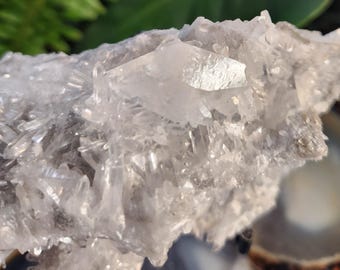 Fantastisk naturlig kalcitkristall på flashig kvartsdruzy