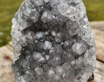Prachtige amethist druzy-cluster uit Brazilië – sprankelende paarse kwartskristalgeode • Natuurlijke genezende steen • Specimen voor verzamelaarsdisplay wit