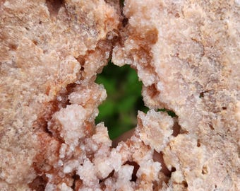 Prachtige roze amethist druzy op metalen standaard – natuurlijke kristallen geode voor liefde, genezing en elegante woondecoratie