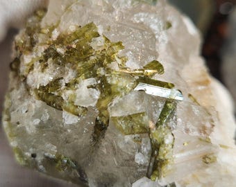Cristales de turmalina verde sobre matriz de cuarzo / Ejemplar de colección de elbaíta natural