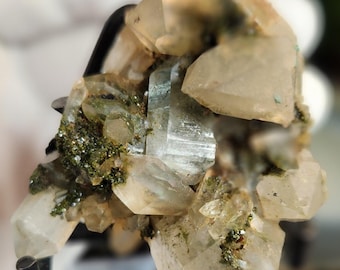 Bosepidote met druzykwarts – Sprankelend groen groeikristal