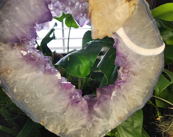 Krachtige amethist portaalring – met grote calcietinsluiting – toegangspoort tot hogere rijken, kalmerende sereniteit en emotioneel evenwichtskristal