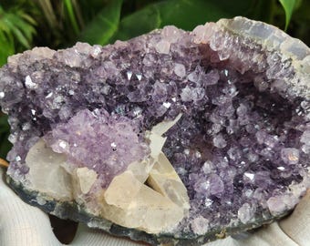 Impresionante geoda de cristal de amatista de gran tamaño con flor de calcita y amatista.