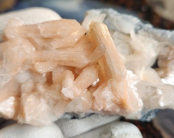 Magnífica estilbita color melocotón con apofilita en matriz / Cúmulo de cristales de zeolita natural / India