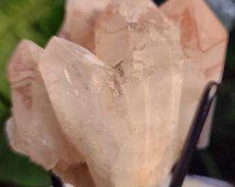 Naturlig rosa litiumkvartskristallkluster – litiumrik kvarts från Brasilien