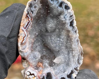 Half natuurlijke agaatgeode | Sprankelende displaysteen van kwartskristal | Uniek mineraal mineraalmonster aan de buitenkant