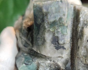 Esmeralda en matriz de cuarzo / Ejemplar de cristal de berilo natural