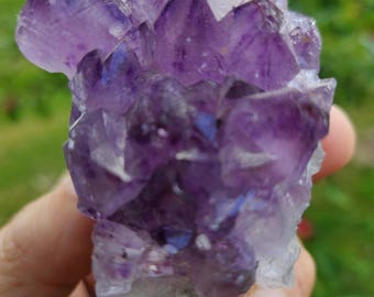 Amethist kristallen cluster op metalen standaard – natuurlijk genezend kristal voor huisdecoratie, meditatie en spirituele bescherming