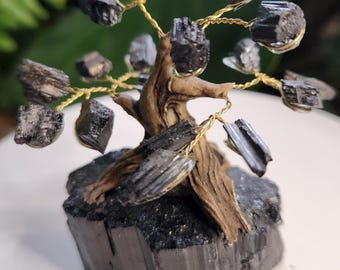 Handgemaakte zwarte toermalijnkristalboom op natuurlijke toermalijnbasis | Edelsteenboom Schorl-bescherming | Aardingsenergiedecor