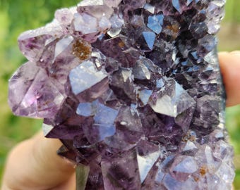 Amethist-kristallencluster op metalen standaard: een van de meest veelzijdige en krachtige kristallen voor algeheel mentaal, emotioneel en spraywelzijn!