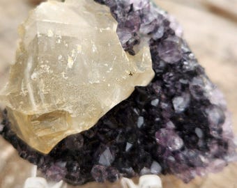 Prachtige donkerpaarse Braziliaanse amethist met groot calcietkristal - helende steen voor verzamelaars voor interieurdecoratie en energiewerk