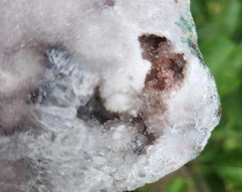 Gepolijste roze amethist kristallen cluster - op standaard. Zachte, op het hart gecentreerde energie: emotionele genezing en spirituele groei.