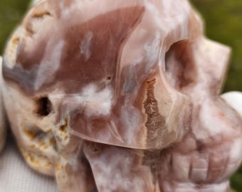 Schedelsnijwerk bloemagaat – roze, witte en gouden cirkelvormige patronen – premium handgesneden steen