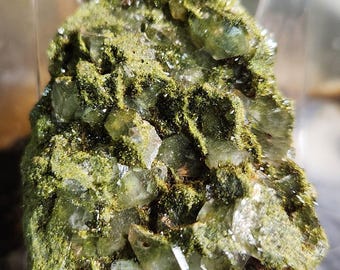 Bosepidote met druzykwarts – Sprankelend groen groeikristal
