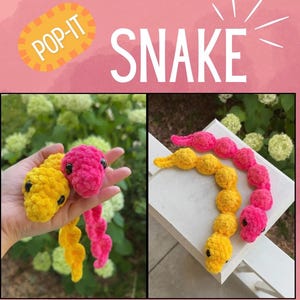 Puede incluir: Dos serpientes tejidas a ganchillo, una de color amarillo brillante y otra de color rosa intenso, con un diseño de cuerpo segmentado tipo burbuja y ojos de plástico negro. El texto POP-IT SNAKE aparece en la parte superior sobre fondo rosa.