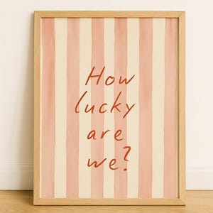 Wie glücklich sind wir? Digitaldruck - minimalistisches Zitat Wandkunst | Romantisches druckbares Poster | Aquarell Streifen | Sofort Download