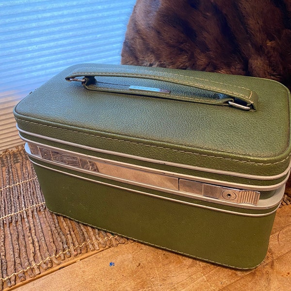 Samsonite Fashionaire Train Case Avacado Green, makeup tray, pouch & key included, nice condition, MCM luggage accessories Carry On bag