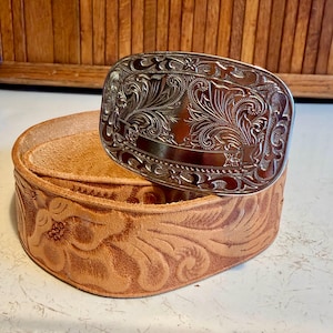 Vintage “Shirley” Hand Tooled Leather Western Belt Floral Size 30 Vintage “Shirley” Hand Tooled Leather Western Belt Floral  main image 2