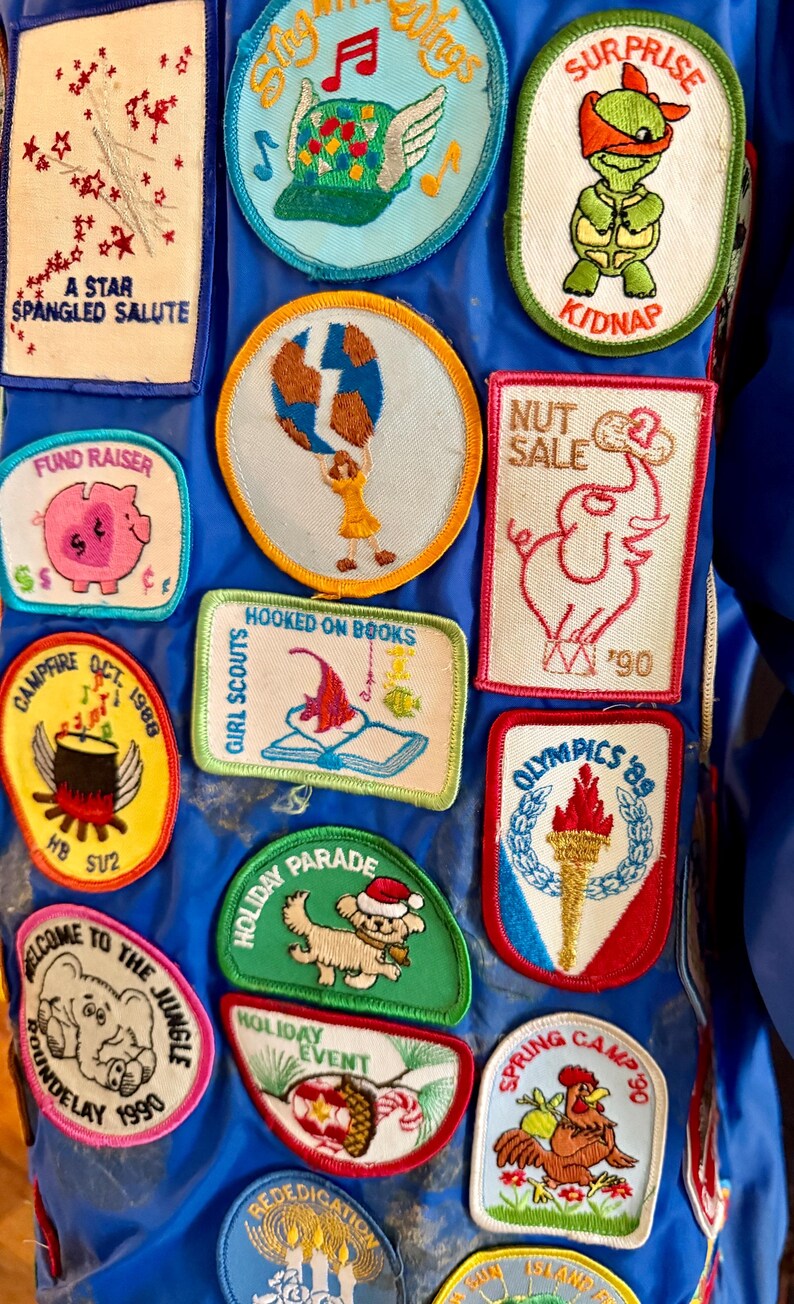Puede incluir: Una colecci&oacute;n de parches bordados coloridos con varios dise&ntilde;os y texto. Los parches incluyen un saludo estrellado, un cerdo para una recaudaci&oacute;n de fondos, una tortuga con una bandana roja y un gallo. Los parches est&aacute;n sobre un fondo azul.