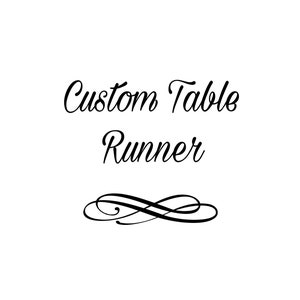 Pode incluir: Um gr&aacute;fico branco apresentando o texto preto Custom Table Runner em uma fonte cursiva. Abaixo do texto, h&aacute; um elemento decorativo preto composto por linhas sim&eacute;tricas e curvas que se estendem horizontalmente pelo centro.