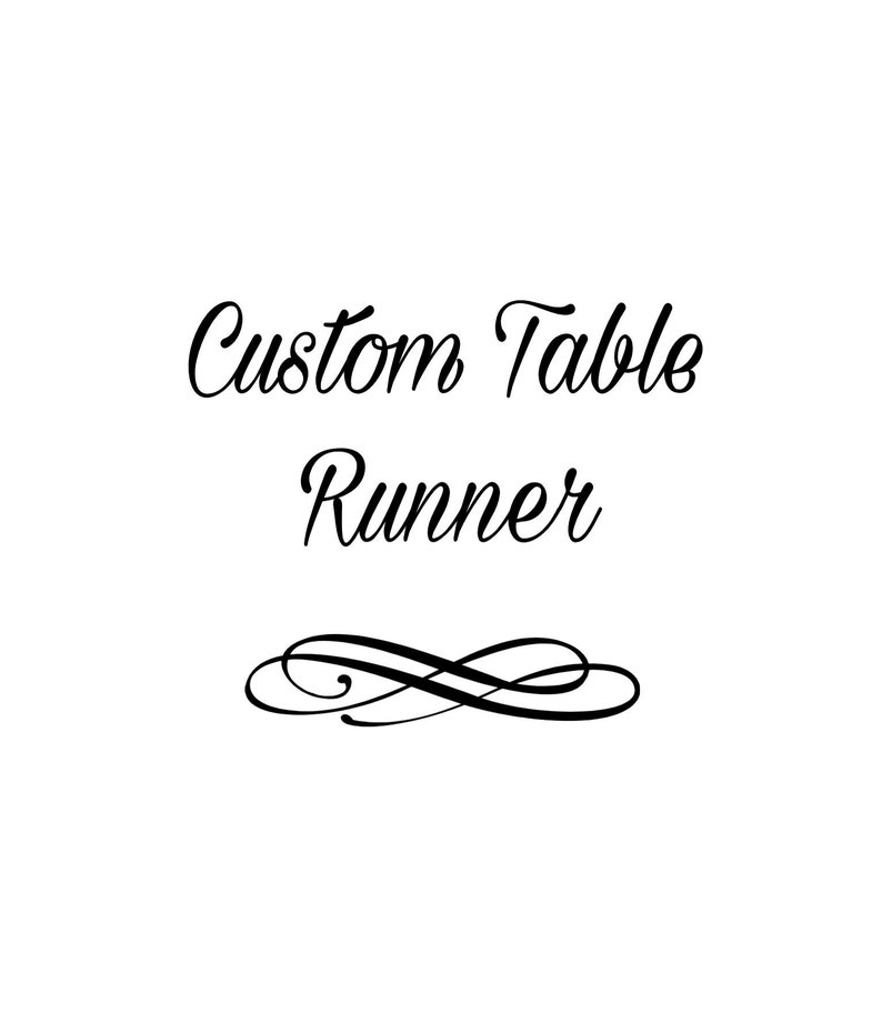 Pode incluir: Um gr&aacute;fico branco apresentando o texto preto Custom Table Runner em uma fonte cursiva. Abaixo do texto, h&aacute; um elemento decorativo preto composto por linhas sim&eacute;tricas e curvas que se estendem horizontalmente pelo centro.