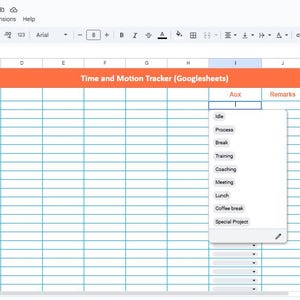 以下が含まれることがあります： 「Time and Motion Tracker (Googlesheets)」というタイトルのGoogleスプレッドシートのスクリーンショット。スプレッドシートにはオレンジと白の見出しがあり、「Idle」、「Process」、「Break」などのオプションが表示されたドロップダウンメニューがあります。