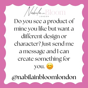 Puede incluir: Fondo blanco con borde festoneado rosa. El texto en negro y rosa dice "Nabila in Bloom London" y pregunta si quieres un dise&ntilde;o diferente. Se incluye el identificador de Instagram @nabilainbloomlondon.